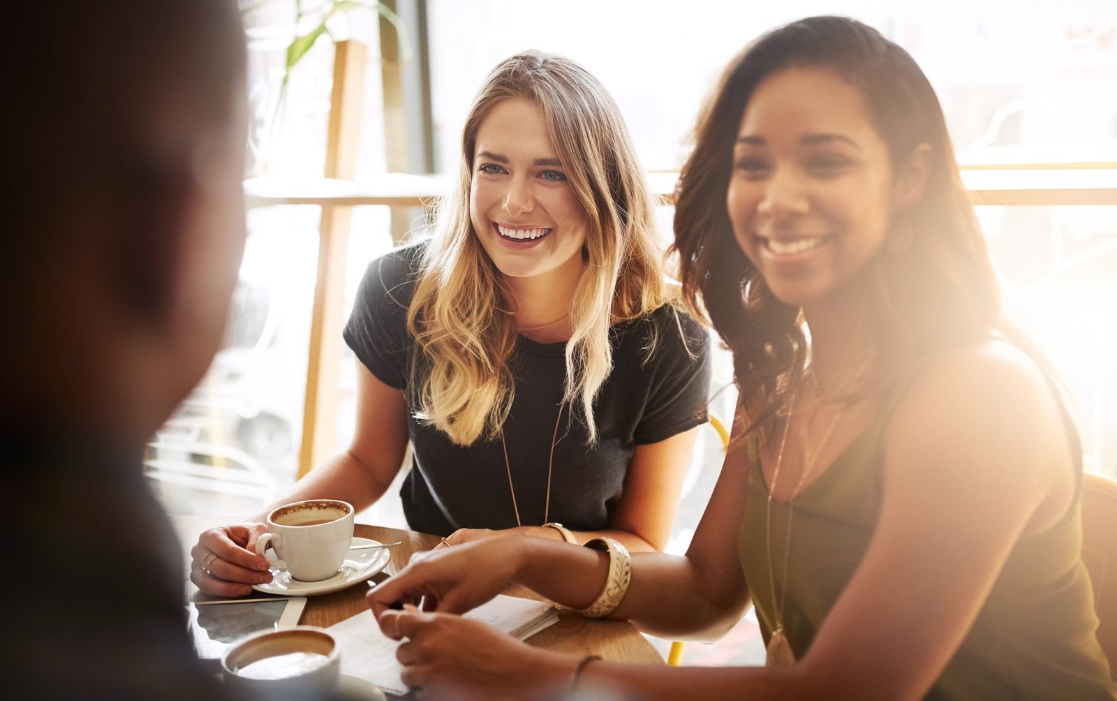 Duas clientes conversando com café
