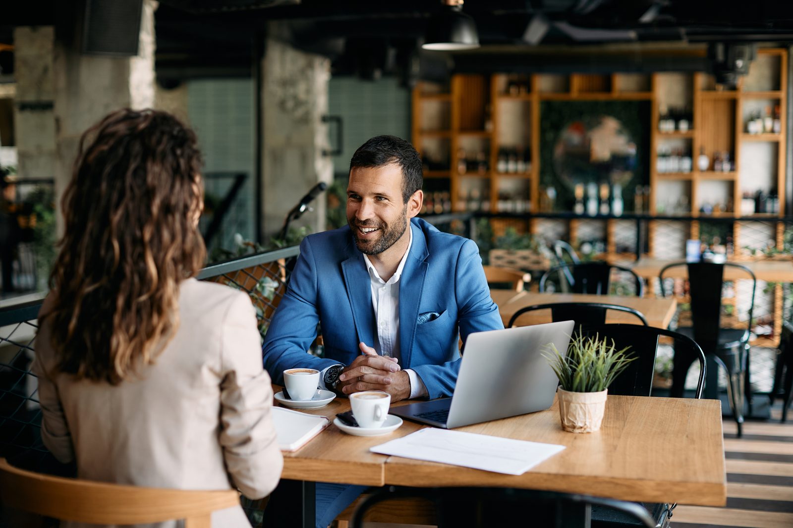 Reunião rápida com café na mesa