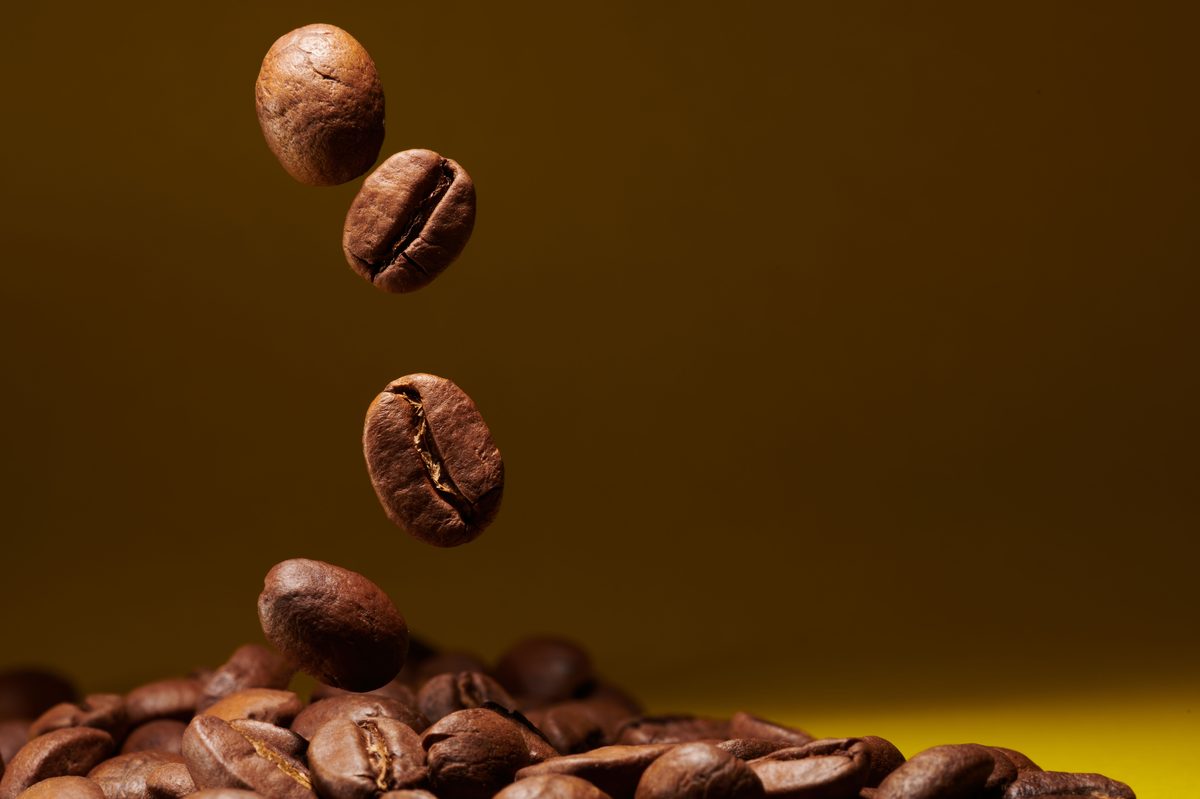 Grãos de café torrados