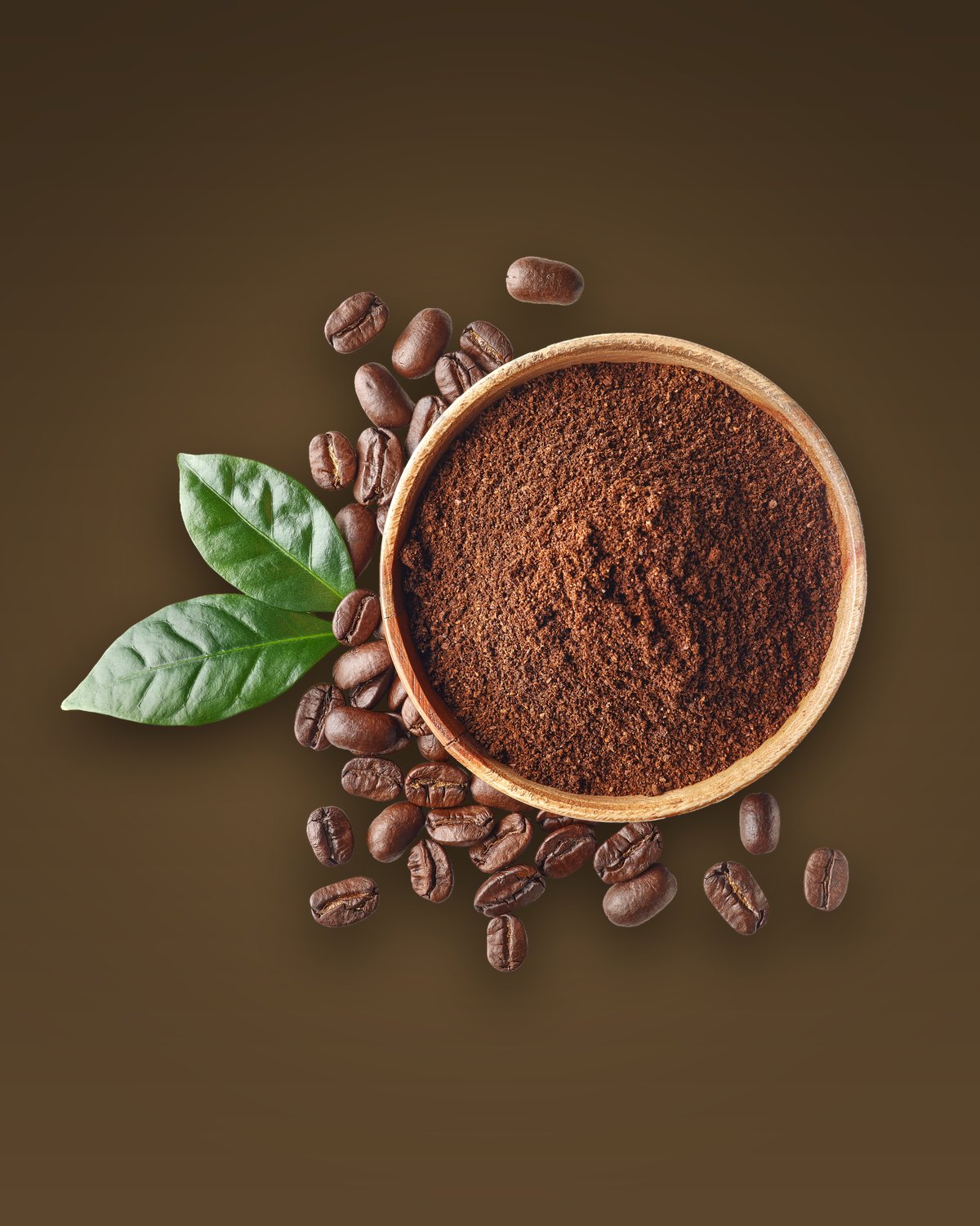 Café moído na hora em recipiente de madeira